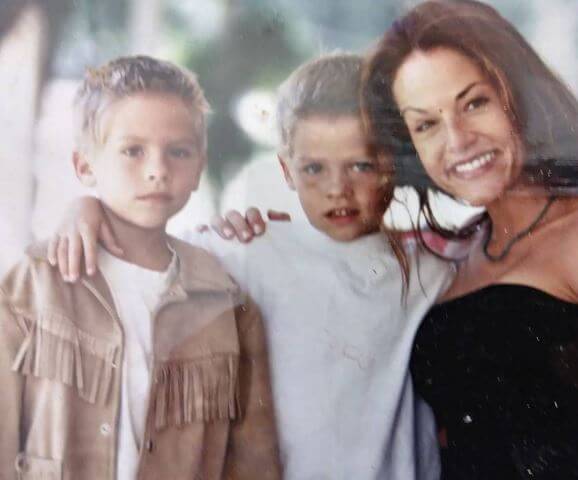 Throwback picture of Melanie Wright with her sons Cole Sprouse and Dylan Sprouse.